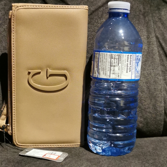 Guess wallet/wristlet - Picture 5 of 5